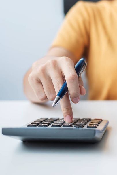 Женщина с помощью калькулятора. Контрактный договор, арендное финансирование и бухгалтерский учет - Фото, изображение