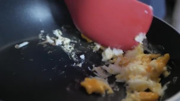 θέα στο τηγάνι μαγείρεμα, ενώ το μαγείρεμα ομελέτα για υγιεινό πρωινό γεύμα - Πλάνα, βίντεο