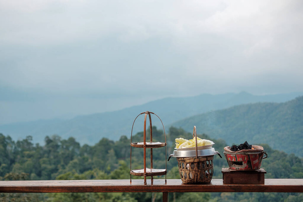 Χοιρινό ή κρέας με λαχανικά και σούπα στο ζεστό τηγάνι σε φόντο θέα στο βουνό, Παραδοσιακό ταϊλανδέζικο στυλ μπάρμπεκιου είναι διάσημη στην Ταϊλάνδη - Φωτογραφία, εικόνα