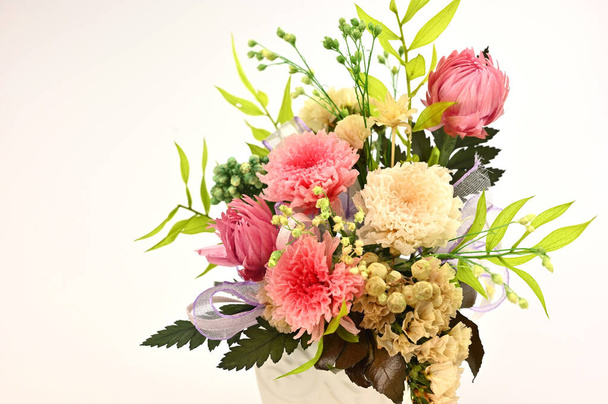 Arrangement of colorful flowers on a white background - Foto, afbeelding