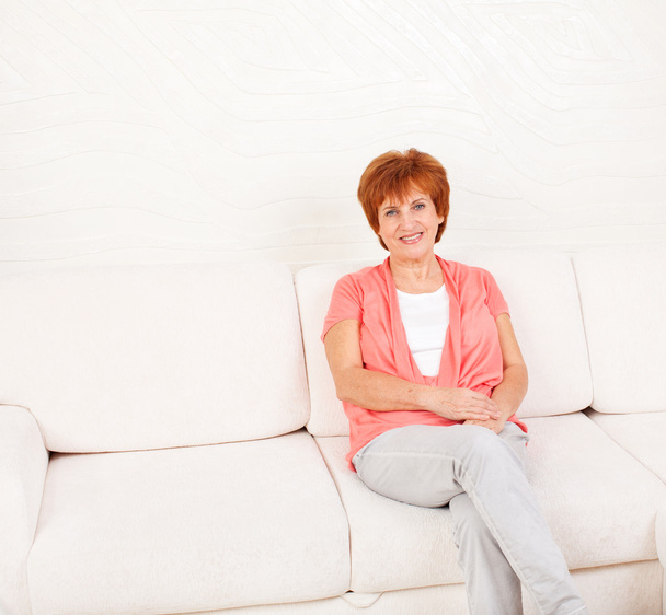Kobieta na kanapie - Zdjęcie, obraz