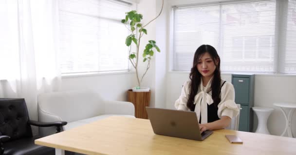 Tokyo Japan 06.19.2022. This working scene is acted by Japanese model in the office. High quality 4k footage - Metraje, vídeo