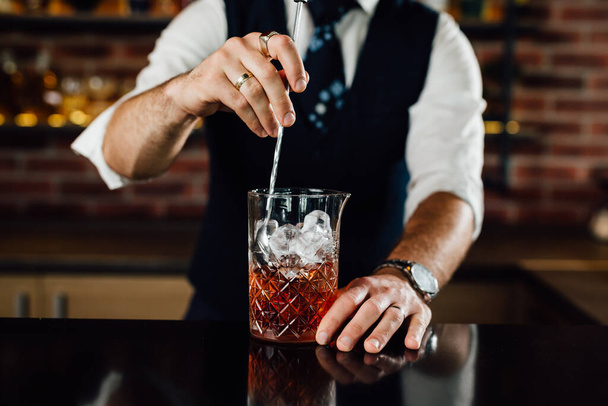 closeup of barman mixing cocktail - Foto, Imagen