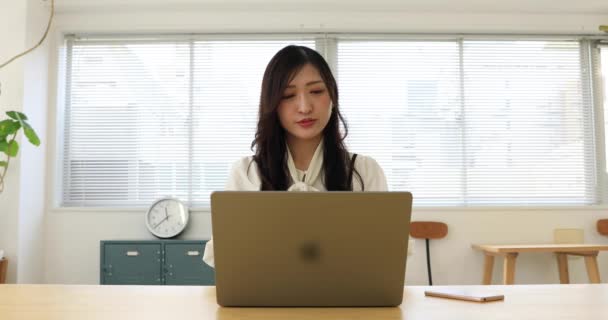 Tokyo Japan 06.19.2022. This working scene is acted by Japanese model in the office. High quality 4k footage - Séquence, vidéo