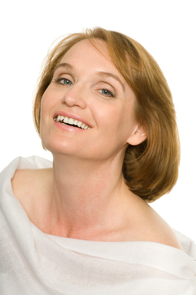 lachende volwassen vrouw in wit - Foto, afbeelding