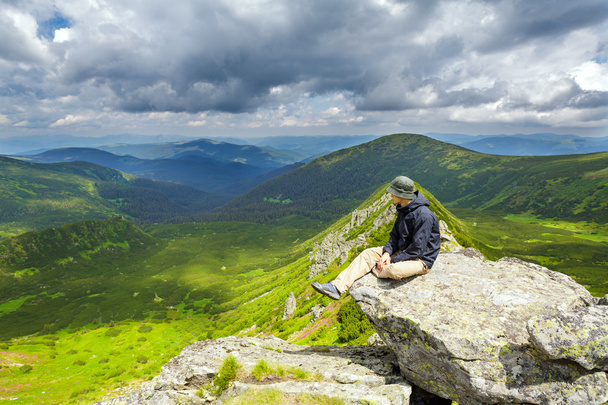 турист на вершине горы
 - Фото, изображение