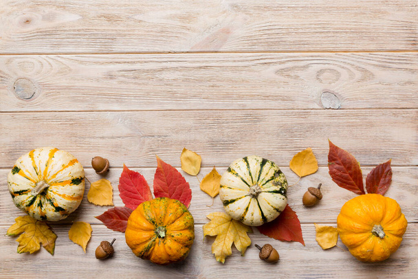 秋の構図。テーブルの上に乾燥葉やその他のデザインアクセサリーで作られたパターン。フラットレイアウト、トップビュー. - 写真・画像