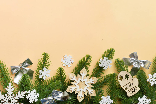 Weihnachtlicher Hintergrund mit Tannenzweigen und Weihnachtsdekor. Ansicht von oben, Kopierraum für Text. - Foto, Bild