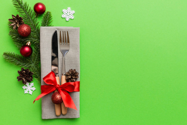 Χριστουγεννιάτικο τραπέζι ρύθμιση με μαχαίρι, πετσέτα και πιρούνι. Διακοπές νέο έτος φόντο με αντίγραφο χώρο. - Φωτογραφία, εικόνα
