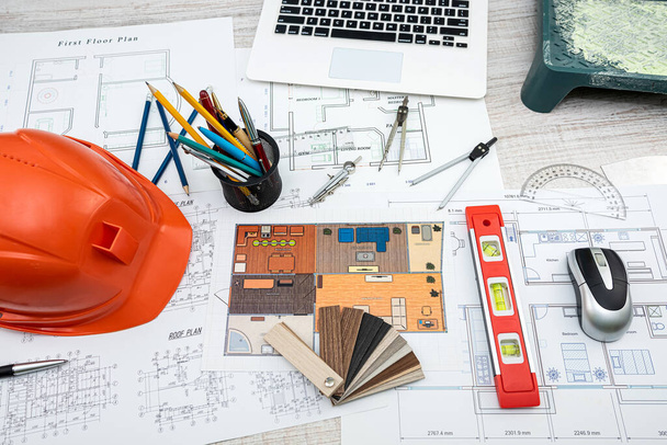 Suunnitelma ja arkkitehtoniset työkalut, kypärä ja muut työkalut. Rakennusalan käsite - Valokuva, kuva