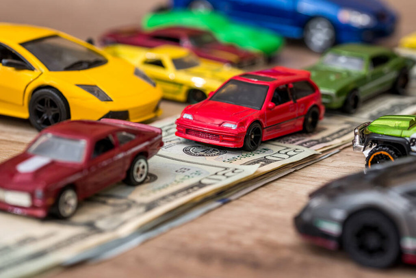 many toy cars on dollar as road - Foto, Bild