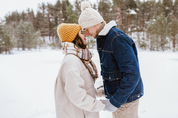 people, love and leisure concept - happy smiling couple touching noses in winter park - Foto, afbeelding
