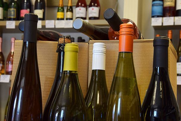 Μπουκαλάκια κρασιού στην αποθήκη κρασιού, Το κρασί τοποθετείται σε ένα κουτί και έτοιμο για παράδοση στο σπίτι - Φωτογραφία, εικόνα