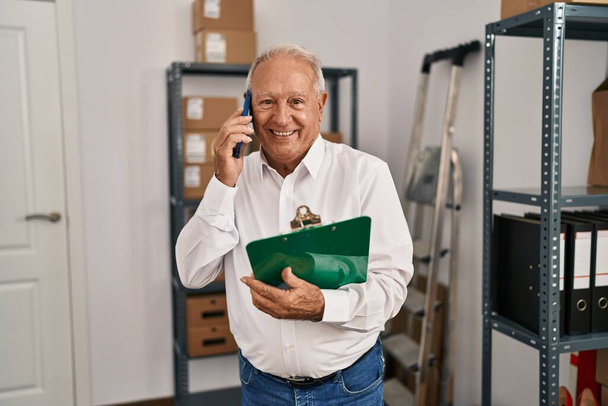 Senior man eommerce business worker talking on the smartphone at office - Fotografie, Obrázek