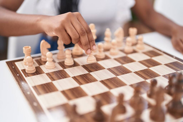 Afričanky americká žena hraje šachovou hru sedí na stole doma - Fotografie, Obrázek