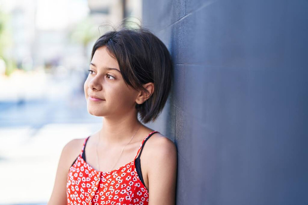 Adorable hispanic girl smiling confident looking to the side at street - Foto, afbeelding