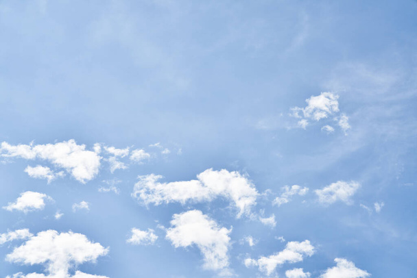 Hermoso cielo azul con nubes en un día soleado - Foto, Imagen