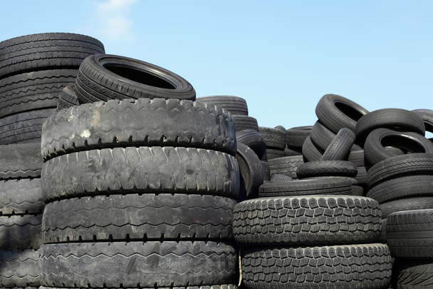 staré pneumatiky a modrá obloha - Fotografie, Obrázek