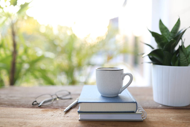 Fehér kávé csésze és Hahnii mini kígyó növény pot és notebook - Fotó, kép