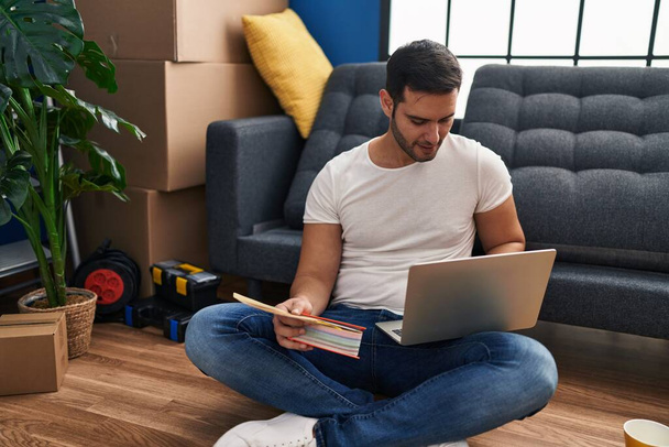 Fiatal spanyol férfi választott színt a laptop új otthon - Fotó, kép