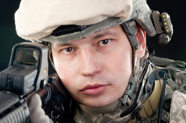 Soldat mit Gewehr isoliert auf schwarzem Hintergrund - Foto, Bild