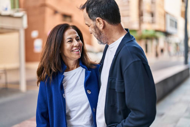 Мужчина и женщина среднего возраста стоят вместе на улице - Фото, изображение