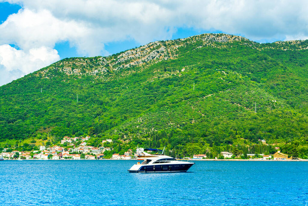 Prachtig zomers landschap aan de kust van de baai van Kotor - Boka Bay, Montenegro - Foto, afbeelding