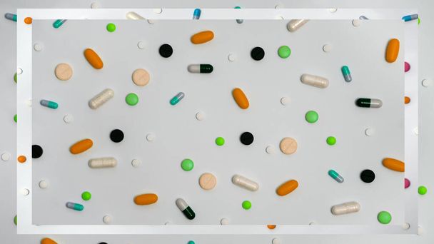 Ποικιλία φαρμάκων σε κάψουλες και χάπια διαφόρων χρωμάτων σε λευκό φόντο - Φωτογραφία, εικόνα