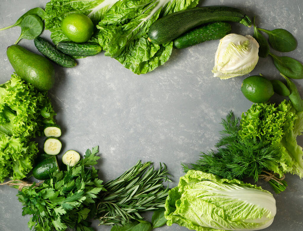 Menürahmen mit Gemüse, Avocado, Gurke, Limette und Salat. Vitaminprodukte auf den Tisch. - Foto, Bild