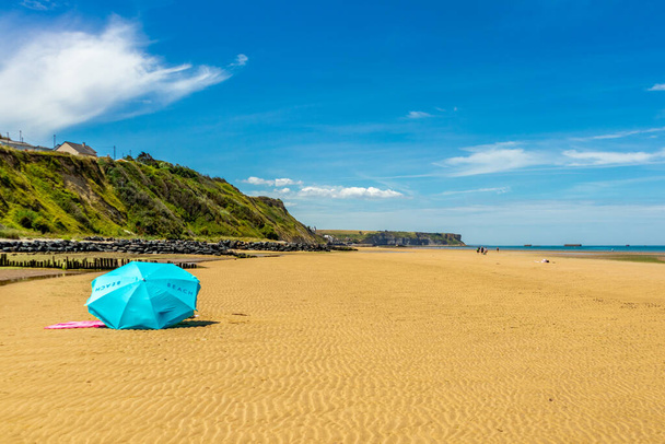 Beach walk on the beautiful Gold Beach off the coast of Ver-sur-Mer - Normandy - France - Foto, Imagem