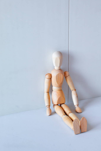 Концепция одиночества и заброшенности с деревянной куклой в качестве модели - Фото, изображение
