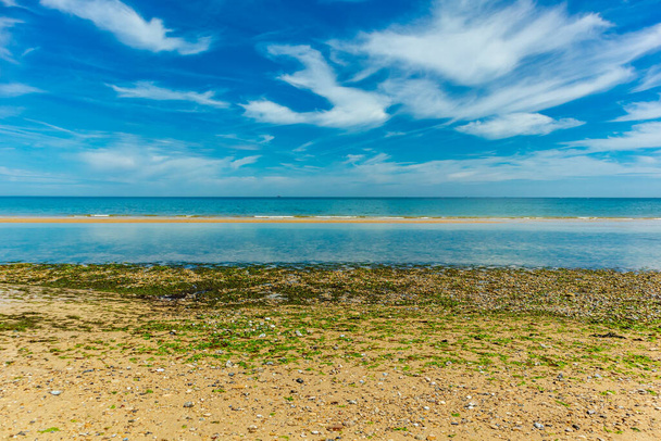 Παραλία με τα πόδια στην όμορφη Χρυσή Ακτή στα ανοικτά των ακτών της Ver-sur-Mer - Νορμανδία - Γαλλία - Φωτογραφία, εικόνα