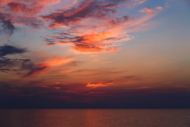 A stunning pink and orange sunset sky in the middle of Mediterranean sea, sunset background - Foto, afbeelding