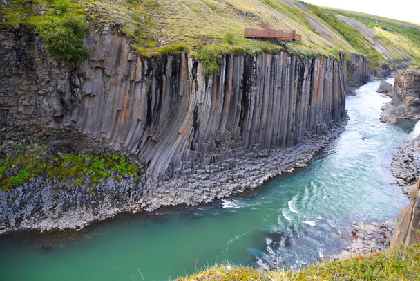 Дуже глибокий Каніон з тече річкою і з полями, утвореними природними вертикальними базальтовими колонами
 - Фото, зображення