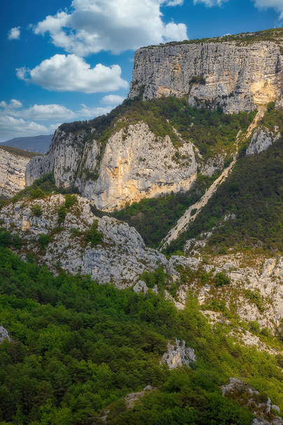 The Verdon Gorge (French: Gorges du Verdon) is a river canyon located in the Provence-Alpes-Cte d Azur region of Southeastern France. - Foto, Imagem