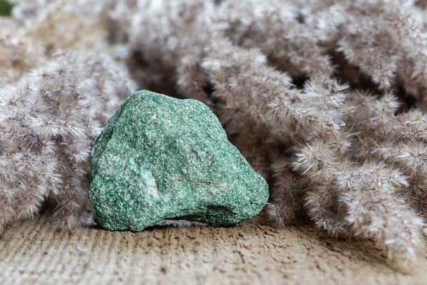 Fuchsite ορυκτό ή πράσινο muscovite πέτρα πάνω από το φυσικό υπόβαθρο. Mudcovite ή χρώμιο Mica ορυκτό βράχο. Φυσική συλλογή πολύτιμων λίθων  - Φωτογραφία, εικόνα