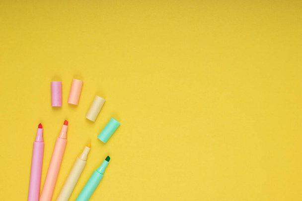 цветные карандаши. обратно в школу. Изолированный жёлтый фон - Фото, изображение