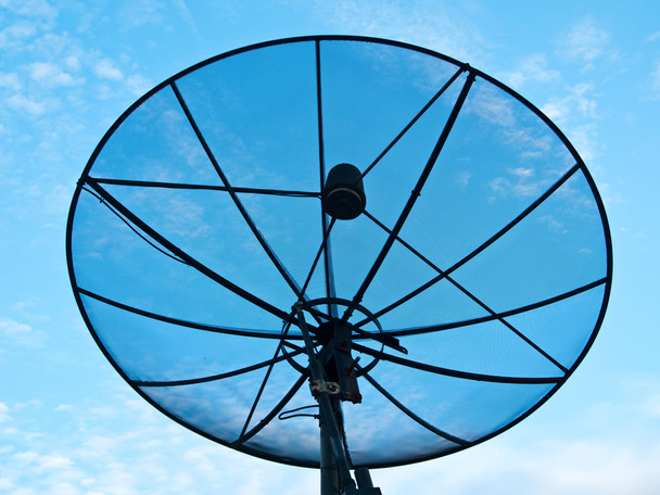 duży czarny anteny na biurowiec na błękitne niebo - Zdjęcie, obraz