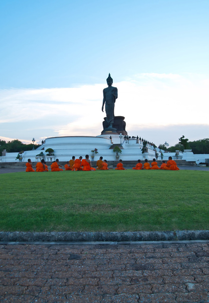 Munkki rukoilee Phutthamonthon Buddhalainen Park, Thaimaa
 - Valokuva, kuva