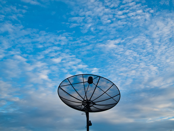 satellietschotel op een blauwe hemelachtergrond op midden - Foto, afbeelding