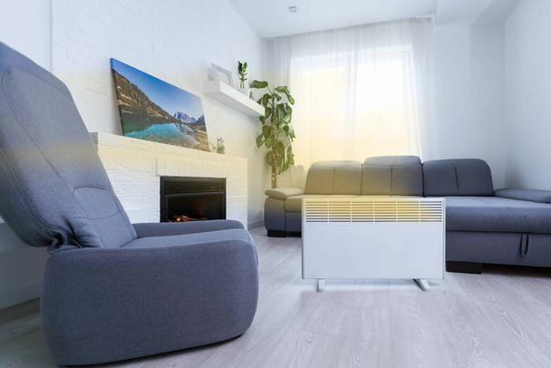 Moderní elektrické infračervené topení v obývacím pokoji. - Fotografie, Obrázek