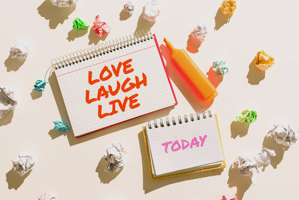 Sign, що показує Love Laugh Live, Internet Concept Be надихнули Вас на позитивні задоволення ваші дні сміючись хорошим гумором Notebooks With Important Messages Surround by Paper Wraps. - Фото, зображення