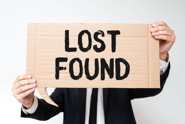 Sign displaying Lost Found, Business showcase Things that are left behind and may retrieve to the owner Businessman Holding Speech Bubble With Important Informations. - Foto, Imagem