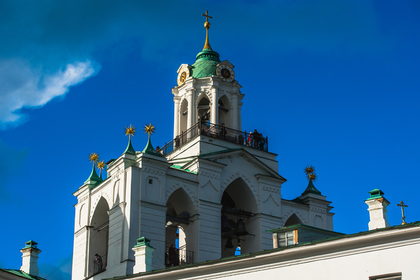 Yaroslavl. Imagen de la antigua ciudad rusa, vista desde la cima. Hermosa casa y capilla
. - Foto, imagen