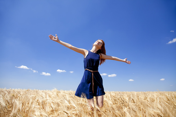 Рыжая девушка на пшеничном поле в летний день
. - Фото, изображение