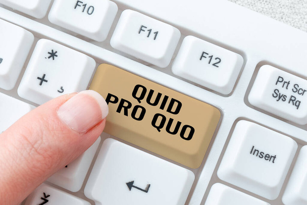 Κείμενο σημάδι που δείχνει Quid Pro Quo, Επιχειρηματική ιδέα Μια χάρη ή πλεονέκτημα που χορηγείται ή αναμένεται σε αντάλλαγμα για κάτι -48586 - Φωτογραφία, εικόνα