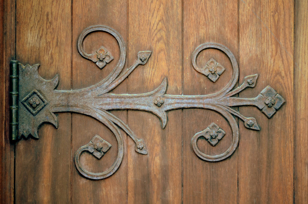 Декоративные железные петли на старой деревянной двери
 - Фото, изображение
