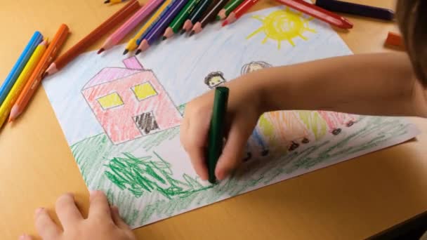 παιδί ζωγραφίζει εικόνες, ζωγραφίζει και ζωγραφίζει οικογενειακές και οικιακές εικόνες - Πλάνα, βίντεο
