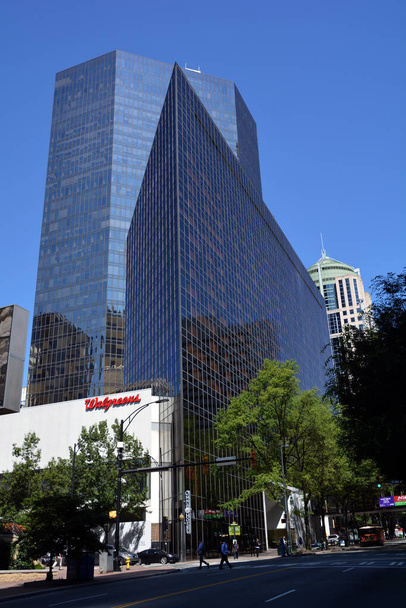 CHARLOTTE NC USA JUNE 24 2016: Bank of America Plaza is a 503 feet (153 m), 40-story skyscraper in Charlotte, North Carolina. It is the 5th tallest in the city. - Foto, imagen