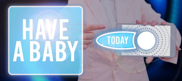 Κείμενο που δείχνει έμπνευση Έχετε ένα μωρό, Επιχειρηματική έννοια Συμβουλές για να μείνετε έγκυος και να έχουν ένα παιδί Σύσταση Man με ένα tablet Σηματοδότηση σε ένα ψηφιακό και Παρουσιάζοντας σημαντικά δεδομένα. - Φωτογραφία, εικόνα